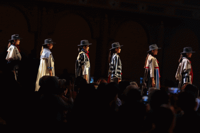 Sejumlah model yang mengenakan busana koleksi Sritex berjalan di cat walk saat peragaan busana sesi ketiga dalam acara Jogja Fashion Week 2022.