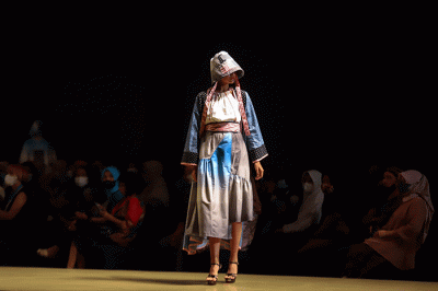 Sejumlah model yang mengenakan busana koleksi Sritex berjalan di cat walk saat peragaan busana sesi ketiga dalam acara Jogja Fashion Week 2022.