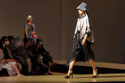 Sejumlah model yang mengenakan busana koleksi Sritex berjalan di cat walk saat peragaan busana sesi ketiga dalam acara Jogja Fashion Week 2022.