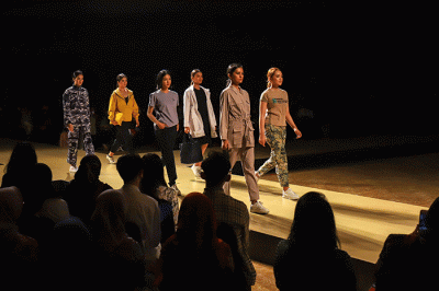Sejumlah model yang mengenakan busana koleksi Sritex berjalan di cat walk saat peragaan busana sesi ketiga dalam acara Jogja Fashion Week 2022.