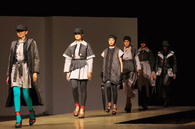 Sejumlah model yang mengenakan busana koleksi Sritex berjalan di cat walk saat peragaan busana sesi ketiga dalam acara Jogja Fashion Week 2022.