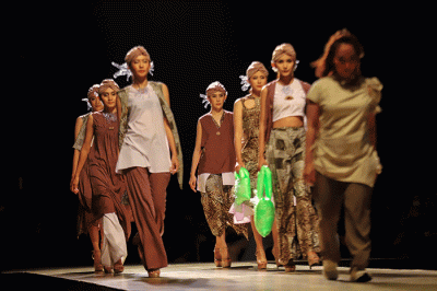 Sejumlah model yang mengenakan busana koleksi Sritex berjalan di cat walk saat peragaan busana sesi ketiga dalam acara Jogja Fashion Week 2022.