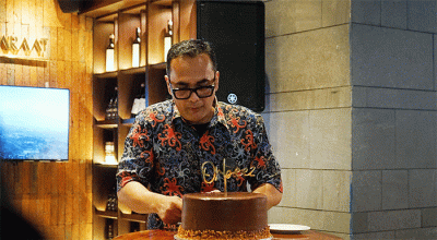 Direktur Utama PT Anugerah Pangan Lestari Hendra Amier memberikan paparan saat pembukaan gerai bernama Orbeez di Jakarta.