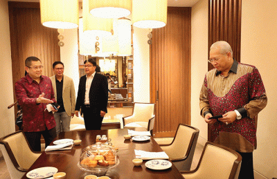 Executive Chairman MNC Group Hary Tanoesoedibjo (kiri) Menggelar Pertemuan dengan Menteri Komunikasi dan Multimedia Malaysia.