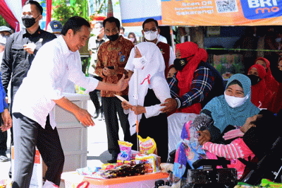 Presiden Joko Widodo dan Ibu Iriana Joko Widodo melanjutkan rangkaian kunjungan kerjanya di Provinsi Jawa Timur dengan mengunjungi Pasar Larangan.