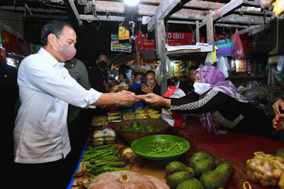 Presiden Joko Widodo dan Ibu Iriana Joko Widodo melanjutkan rangkaian kunjungan kerjanya di Provinsi Jawa Timur dengan mengunjungi Pasar Larangan.
