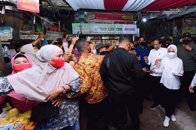 Presiden Joko Widodo dan Ibu Iriana Joko Widodo melanjutkan rangkaian kunjungan kerjanya di Provinsi Jawa Timur dengan mengunjungi Pasar Larangan.