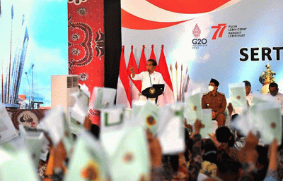 Presiden Joko Widodo didampingi Ibu Iriana Joko Widodo menyerahkan sertifikat tanah untuk rakyat di Gelora Delta, Kabupaten Sidoarjo, Senin (22/8/2022).