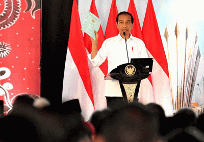 Presiden Joko Widodo didampingi Ibu Iriana Joko Widodo menyerahkan sertifikat tanah untuk rakyat di Gelora Delta, Kabupaten Sidoarjo, Senin (22/8/2022).