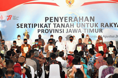 Presiden Joko Widodo didampingi Ibu Iriana Joko Widodo menyerahkan sertifikat tanah untuk rakyat di Gelora Delta, Kabupaten Sidoarjo, Senin (22/8/2022).