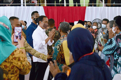 Presiden Joko Widodo didampingi Ibu Iriana Joko Widodo menyerahkan sertifikat tanah untuk rakyat di Gelora Delta, Kabupaten Sidoarjo, Senin (22/8/2022).