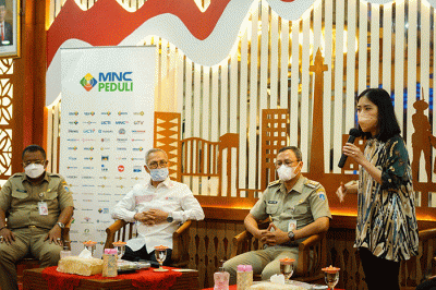 Serah terima bantuan dana bulanan PMI di Kantor Wali Kota Jakarta Pusat, Senin (22/8/2022).