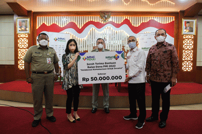 Serah terima bantuan dana bulanan PMI di Kantor Wali Kota Jakarta Pusat, Senin (22/8/2022).