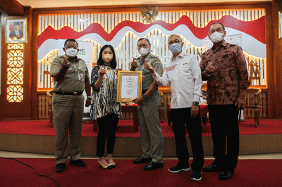 Serah terima bantuan dana bulanan PMI di Kantor Wali Kota Jakarta Pusat, Senin (22/8/2022).