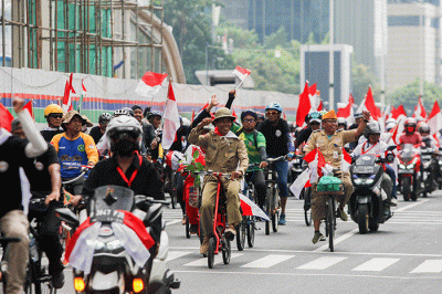 Ribuan masyarakat saat melakukan konvoi parade merah putih di Jakarta, Minggu (21/8/2022).