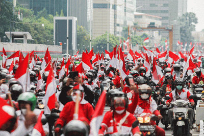 Ribuan masyarakat saat melakukan konvoi parade merah putih di Jakarta, Minggu (21/8/2022).