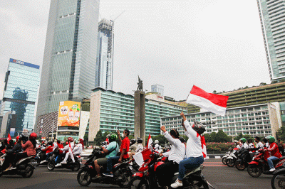 Ribuan masyarakat saat melakukan konvoi parade merah putih di Jakarta, Minggu (21/8/2022).
