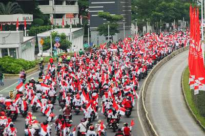 Ribuan masyarakat saat melakukan konvoi parade merah putih di Jakarta, Minggu (21/8/2022).