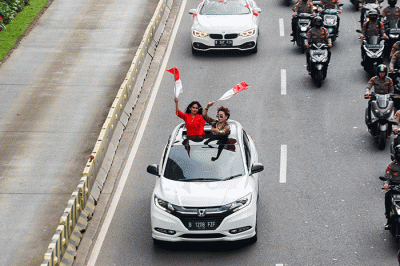 Ribuan masyarakat saat melakukan konvoi parade merah putih di Jakarta, Minggu (21/8/2022).