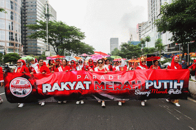Ribuan masyarakat saat melakukan konvoi parade merah putih di Jakarta, Minggu (21/8/2022).