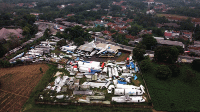 Foto drone penampakan bangkai pesawat terbang tergeletak di sebuah tanah lapang di kawasan Kemang, Kabupaten Bogor, Jawa Barat, Senin (22/8/2022).