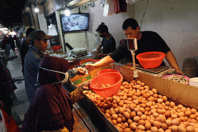 Pedagang menata telur ayam di Jakarta, Senin (22/8/2022).
