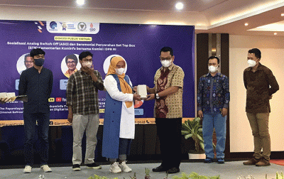 Anggota Komisi I DPR RI Nurul Arifin (kiri bawah) dan Direktur Pengelolahan Media Nursodik Gunarjo Kominfo (kiri atas) saat menghadiri Diskusi Publik Virtual.