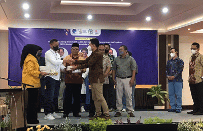 Anggota Komisi I DPR RI Nurul Arifin (kiri bawah) dan Direktur Pengelolahan Media Nursodik Gunarjo Kominfo (kiri atas) saat menghadiri Diskusi Publik Virtual.