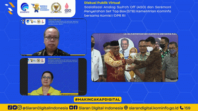Anggota Komisi I DPR RI Nurul Arifin (kiri bawah) dan Direktur Pengelolahan Media Nursodik Gunarjo Kominfo (kiri atas) saat menghadiri Diskusi Publik Virtual.