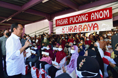 Mengawali rangkaian kunjungan kerja di Provinsi Jawa Timur, Presiden Joko Widodo didampingi Ibu Iriana Joko Widodo mengunjungi Pasar Pucang Anom.