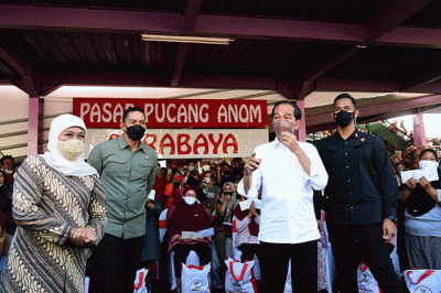 Mengawali rangkaian kunjungan kerja di Provinsi Jawa Timur, Presiden Joko Widodo didampingi Ibu Iriana Joko Widodo mengunjungi Pasar Pucang Anom.