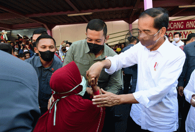 Mengawali rangkaian kunjungan kerja di Provinsi Jawa Timur, Presiden Joko Widodo didampingi Ibu Iriana Joko Widodo mengunjungi Pasar Pucang Anom.