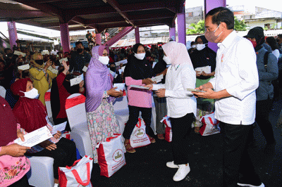Mengawali rangkaian kunjungan kerja di Provinsi Jawa Timur, Presiden Joko Widodo didampingi Ibu Iriana Joko Widodo mengunjungi Pasar Pucang Anom.