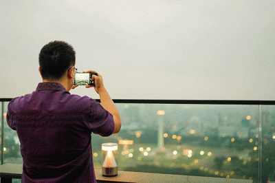 Pengunjung saat menikmati keindahan sore Ibu Kota di Kita Bar, Park Hyatt Jakarta, Senin (22/8/2022).