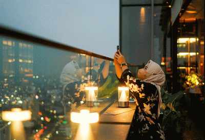 Pengunjung saat menikmati keindahan sore Ibu Kota di Kita Bar, Park Hyatt Jakarta, Senin (22/8/2022).