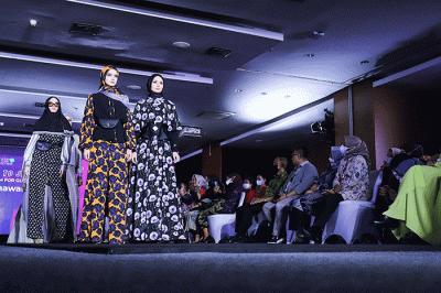 Sejumlah model meragakan busana di catwalk dalam parade roadshow Jakarta Muslim Fashion Week (JMFW) 2024 di Auditorium Kementerian Perdagangan.
