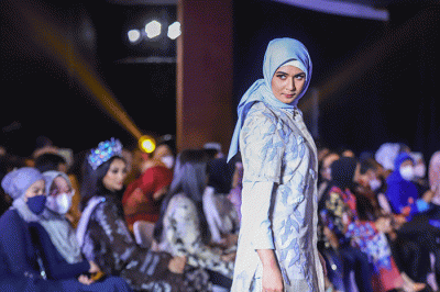 Sejumlah model meragakan busana di catwalk dalam parade roadshow Jakarta Muslim Fashion Week (JMFW) 2024 di Auditorium Kementerian Perdagangan.