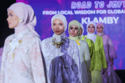 Sejumlah model meragakan busana di catwalk dalam parade roadshow Jakarta Muslim Fashion Week (JMFW) 2024 di Auditorium Kementerian Perdagangan.