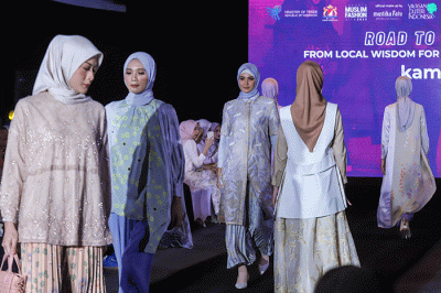 Sejumlah model meragakan busana di catwalk dalam parade roadshow Jakarta Muslim Fashion Week (JMFW) 2024 di Auditorium Kementerian Perdagangan.