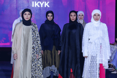 Sejumlah model meragakan busana di catwalk dalam parade roadshow Jakarta Muslim Fashion Week (JMFW) 2024 di Auditorium Kementerian Perdagangan.