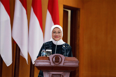Menaker Ida Fauziyah memberikan sambutannya pada acara Seminar Wisuda Periode II Tahun Akademik 2021-2022 Universitas Terbuka, di Tangerang Selatan.