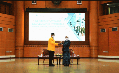 Menaker Ida Fauziyah memberikan sambutannya pada acara Seminar Wisuda Periode II Tahun Akademik 2021-2022 Universitas Terbuka, di Tangerang Selatan.