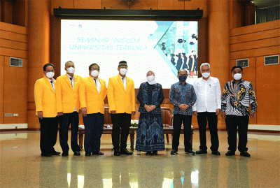 Menaker Ida Fauziyah memberikan sambutannya pada acara Seminar Wisuda Periode II Tahun Akademik 2021-2022 Universitas Terbuka, di Tangerang Selatan.
