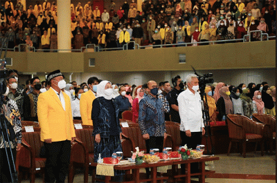 Menaker Ida Fauziyah memberikan sambutannya pada acara Seminar Wisuda Periode II Tahun Akademik 2021-2022 Universitas Terbuka, di Tangerang Selatan.