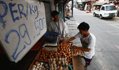 Pedagang menata telur ayam di Jakarta, Senin (22/8/2022).