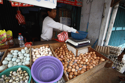 Pedagang menata telur ayam di Jakarta, Senin (22/8/2022).