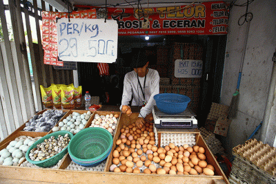 Pedagang menata telur ayam di Jakarta, Senin (22/8/2022).