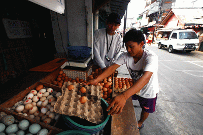 Pedagang menata telur ayam di Jakarta, Senin (22/8/2022).
