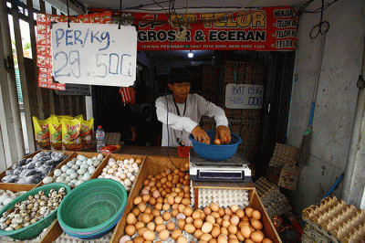 Pedagang menata telur ayam di Jakarta, Senin (22/8/2022).