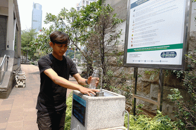 Warga melakukan isi ulang air dari Unit Air Siap Minum (drinking fountain) milik Palyja di Stasiun MRT Dukuh Atas, Jakarta Pusat, Selasa (23/8/2022).